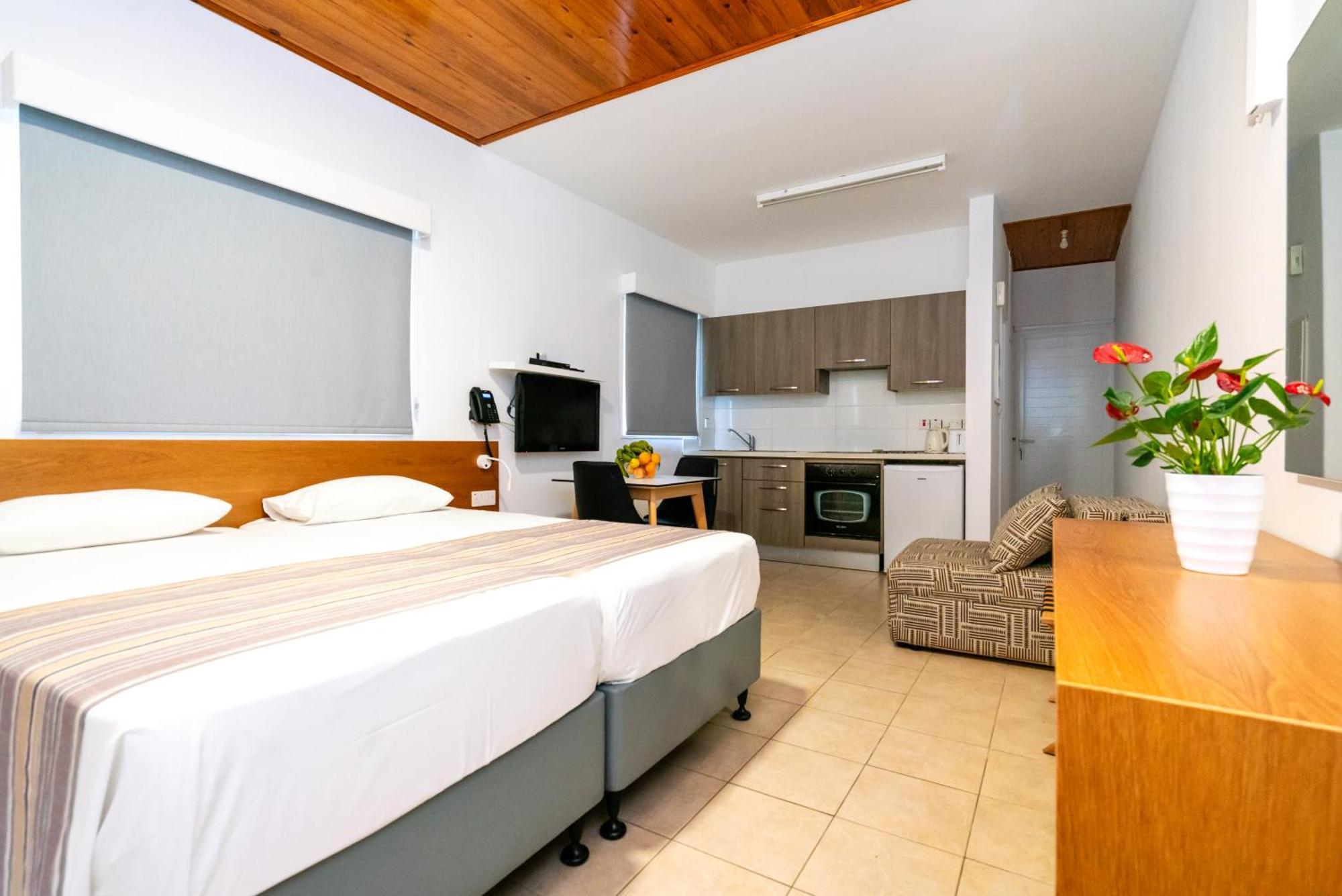 Helios Bay Hotel And Suites Klorakas Luaran gambar