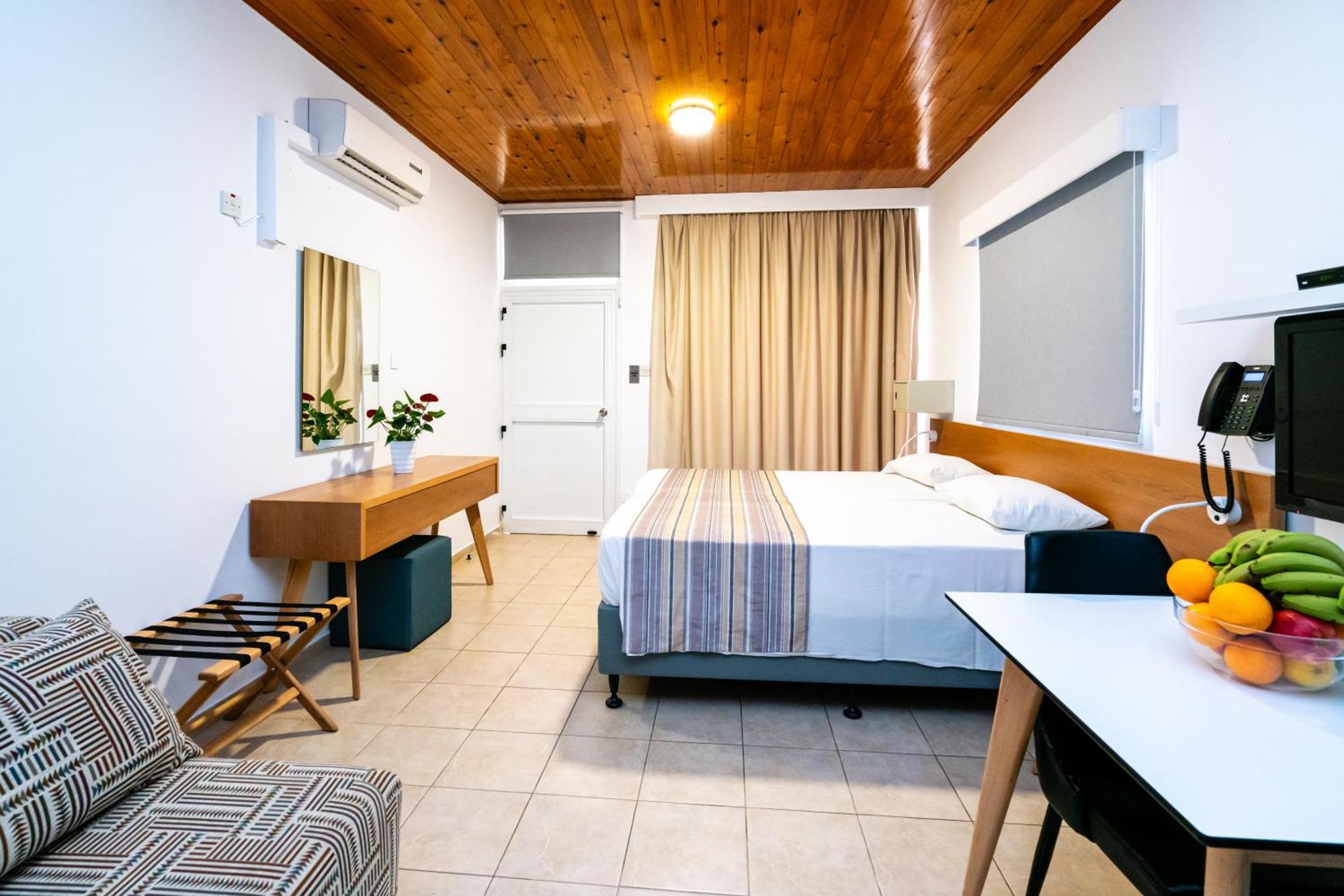 Helios Bay Hotel And Suites Klorakas Luaran gambar